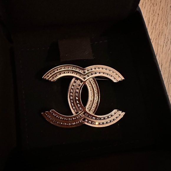 CHANEL Brooch - Picture 1 of 4